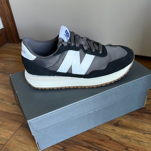 NWT New Balance 237 Women’s Size 8.5 Black and White Sneakers 237 - Picture 3 of 6